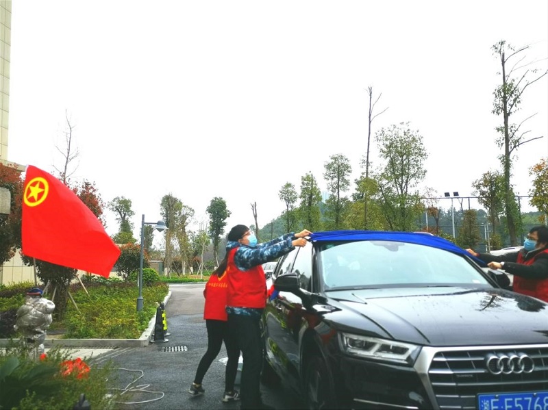 公司開(kāi)展“學(xué)雷鋒、在行動(dòng)”志愿洗車服務(wù)活動(dòng)