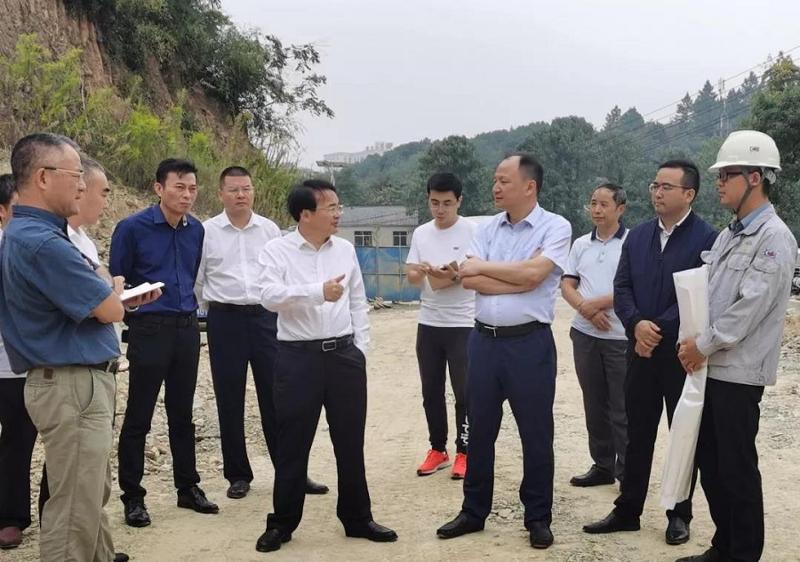 游志堅一行到建筑工程分公司新華路項目現(xiàn)場調度