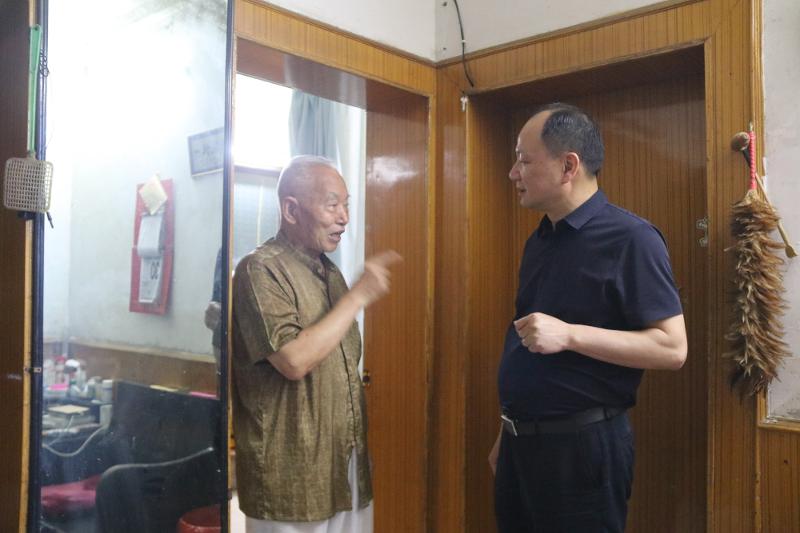 公司黨委書記、董事長(zhǎng)周鴻春節(jié)慰問老黨員、軍轉(zhuǎn)干部