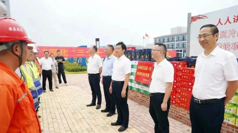 李摯到岳陽自貿(mào)片區(qū)綜合體項(xiàng)目開展“送清涼”活動