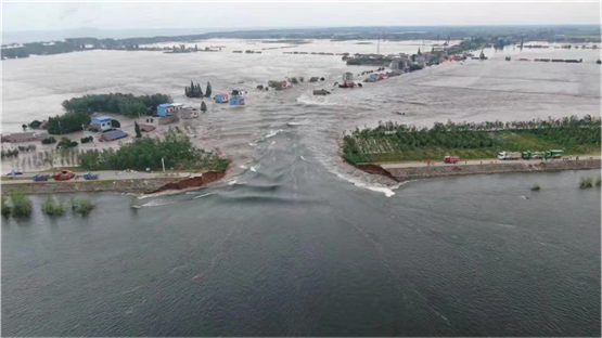 華容團洲垸洞庭湖大堤決堤，公司緊急支援防汛搶險物資