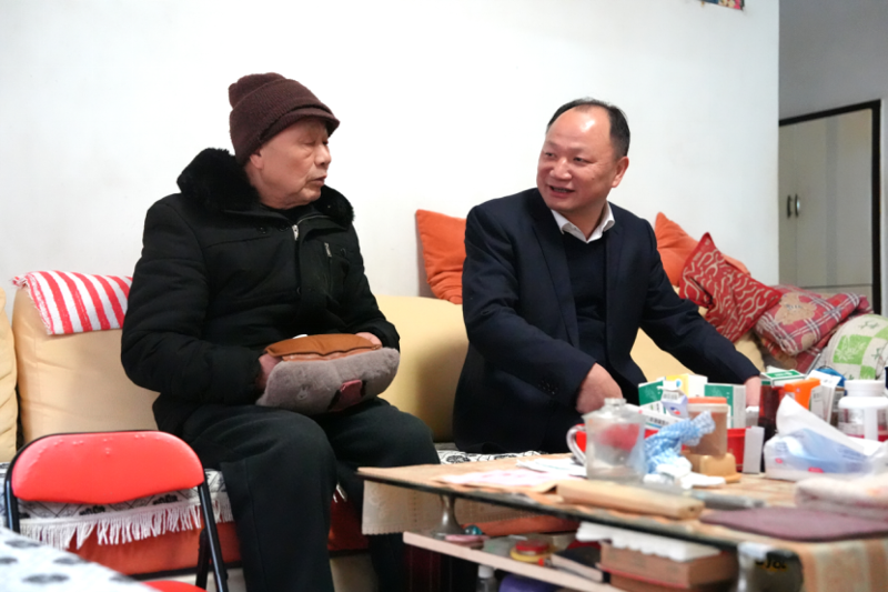 公司黨委走訪慰問困難黨員和困難職工、看望慰問老領(lǐng)導(dǎo)和老同志