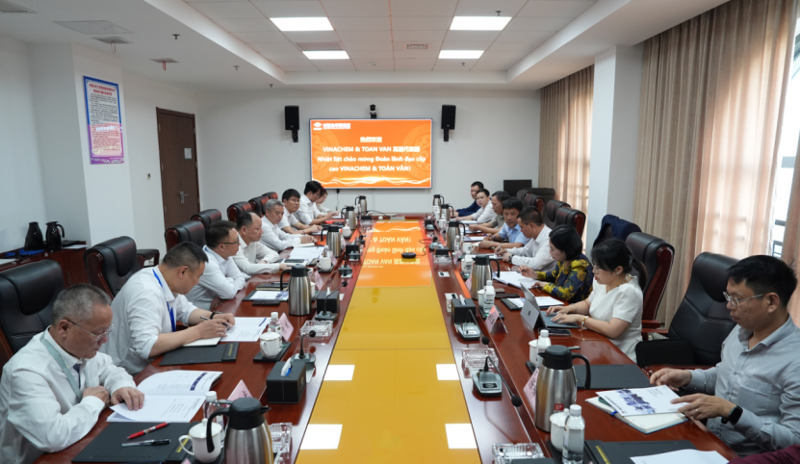 周鴻會見越南化學(xué)工業(yè)總公司寧平氮肥廠總經(jīng)理阮日憲、越南三云綜合貿(mào)易股份公司董事長謝氏青云